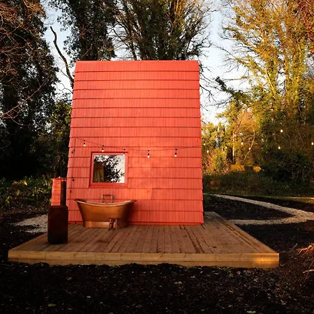 木屋 The Red Raistin