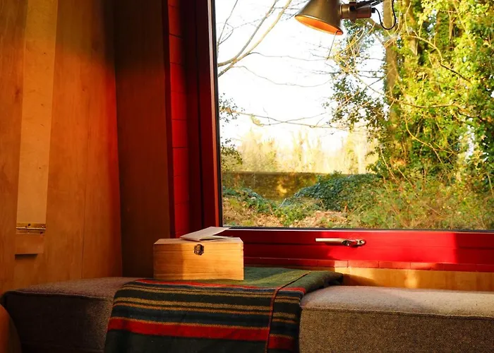 The Red Σαλέ Raistin